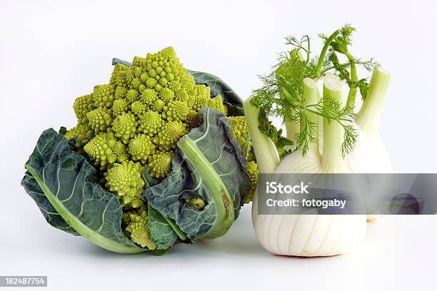 Finocchio E Romanesco - Fotografie stock e altre immagini di Alimentazione sana - Alimentazione sana, Anice, Bianco