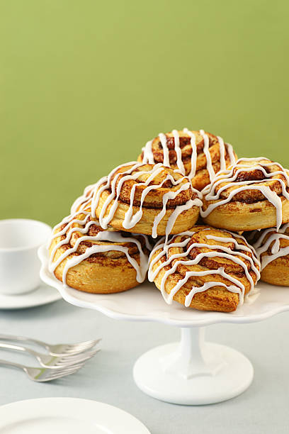 シナモンロール - cinnamon bun icing pastry ストックフォトと画像