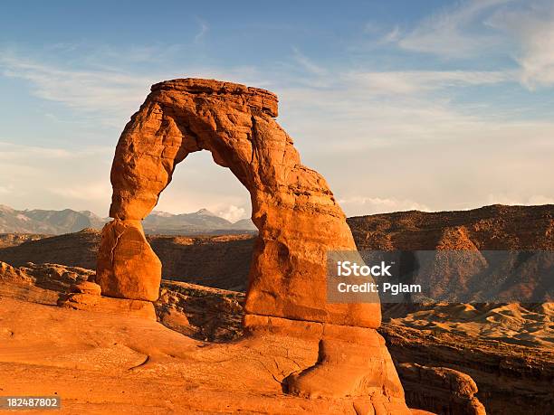 Foto de Delicate Arch Formação Rochosa e mais fotos de stock de Arco - Característica arquitetônica - Arco - Característica arquitetônica, Arco natural, Aventura