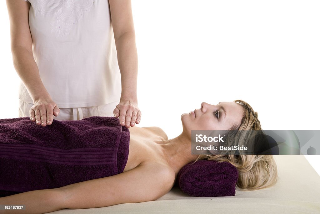 Atraente Jovem mulher tendo reiki tratamento - Royalty-free Adulto Foto de stock