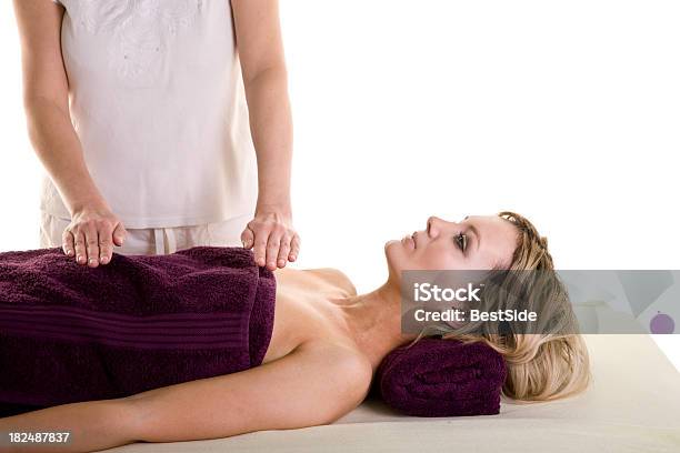 Atraente Jovem Mulher Tendo Reiki Tratamento - Fotografias de stock e mais imagens de Adulto - Adulto, Beleza, Bem-estar