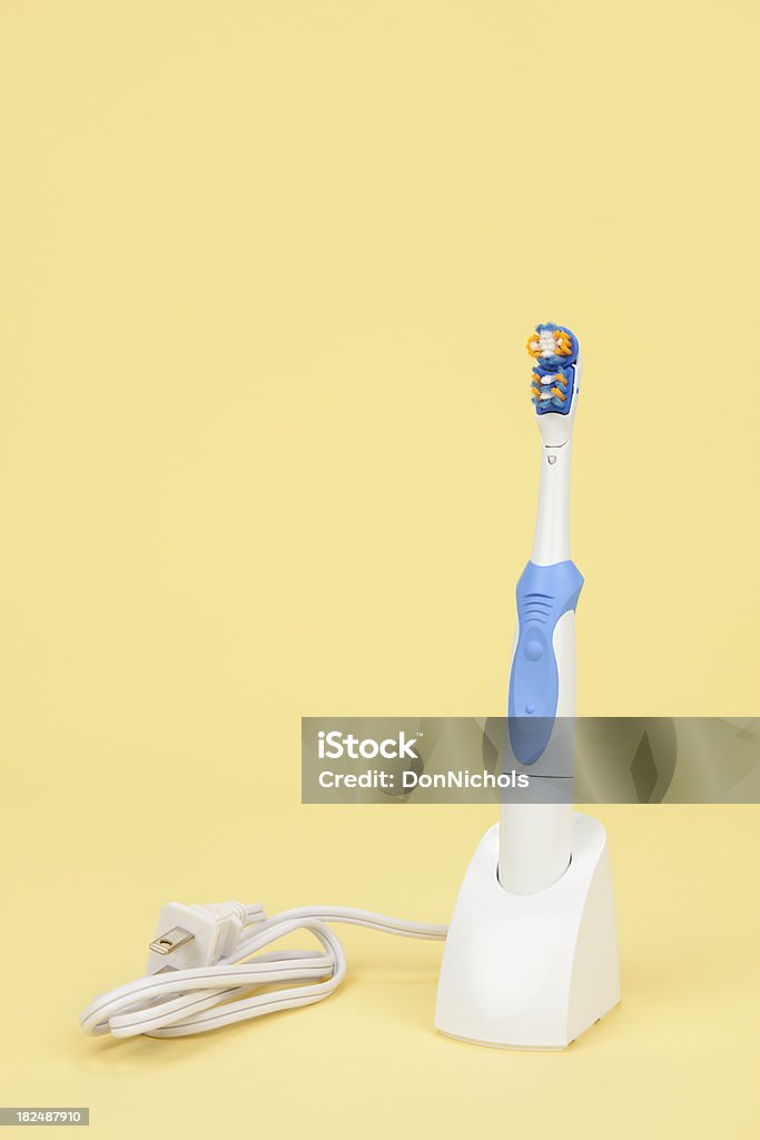 Brosse à dents électrique sur jaune - Photo de Brosse à dents libre de droits
