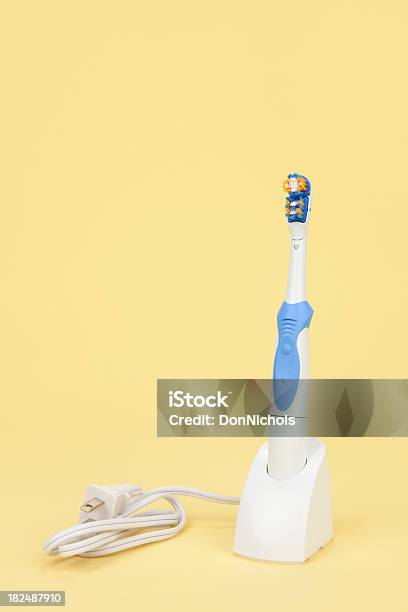 黄色の電動歯ブラシ - 歯ブラシのストックフォトや画像を多数ご用意 - 歯ブラシ, 送電線, カットアウト