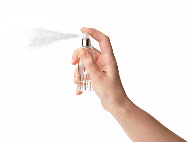 mano de mujer sosteniendo una botella de perfume - perfume sprayer fotografías e imágenes de stock