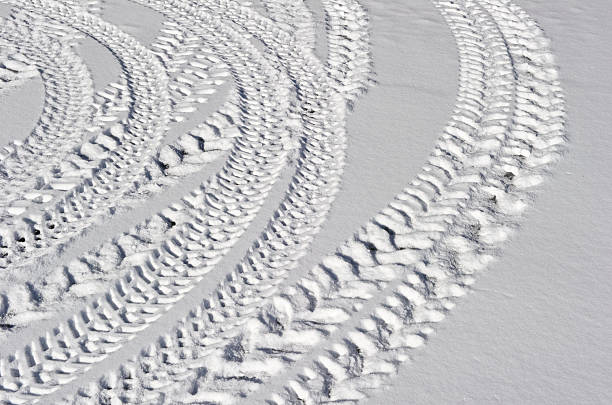 Pneumatico trcaks volute nella neve - foto stock