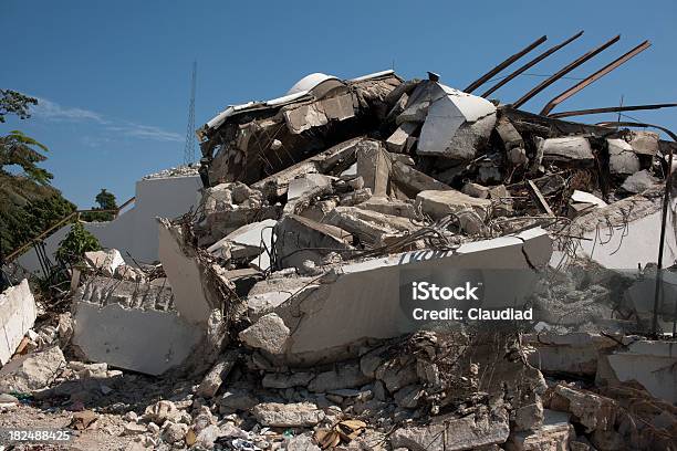 Ruinas De Un Edificio Goverment Foto de stock y más banco de imágenes de Haití - Haití, Terremoto, Alambre