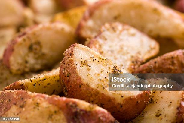 Batatas Fritas - Fotografias de stock e mais imagens de Alho - Alho, Batatas Preparadas, Parmesão