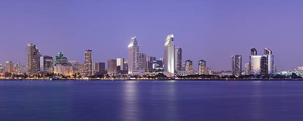 horizonte de san diego na noite - san diego california skyline san diego bay panoramic - fotografias e filmes do acervo