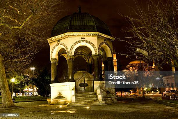 Fonte Alemã - Fotografias de stock e mais imagens de Beber - Beber, Cidade, Cor preta