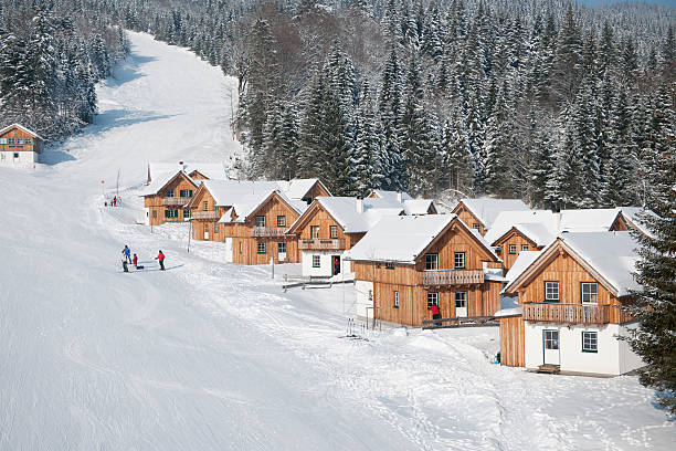 chalet de esquí alpino tradicionales, techos a la derecha por las pendientes (xxxl - austria village chalet ski resort fotografías e imágenes de stock