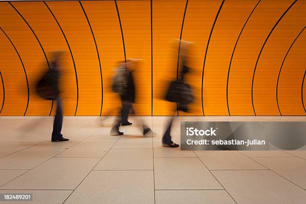 Moderno Los Trabajadores Contra Fondo Naranja Foto de stock y más banco de imágenes de Actividad - Actividad, Adulto joven, Andén de estación de metro