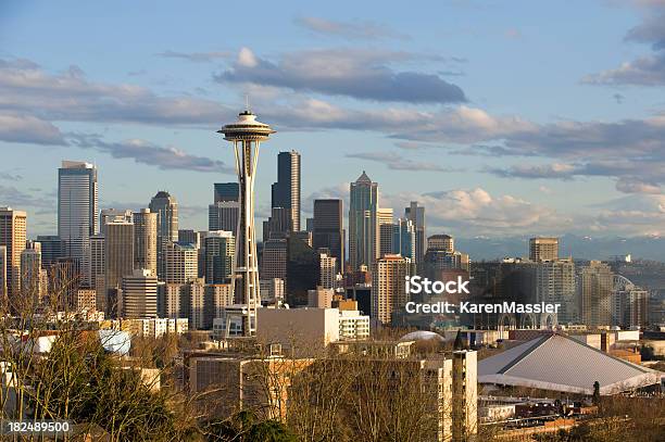 Seattle Skyline - Fotografias de stock e mais imagens de Anoitecer - Anoitecer, Ao Ar Livre, Arranha-céu