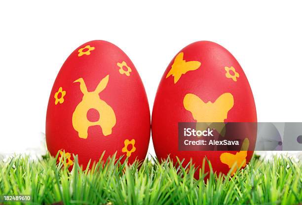 Uova Di Pasqua Rosse - Fotografie stock e altre immagini di Ambientazione esterna - Ambientazione esterna, Caccia all'uovo di Pasqua, Colore brillante