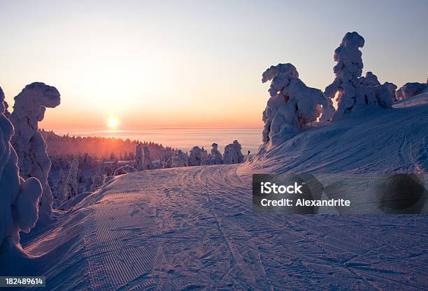 La Iluminación De La Puesta De Sol Sobre La Pista De Esquí Congelado Foto de stock y más banco de imágenes de Puesta de sol