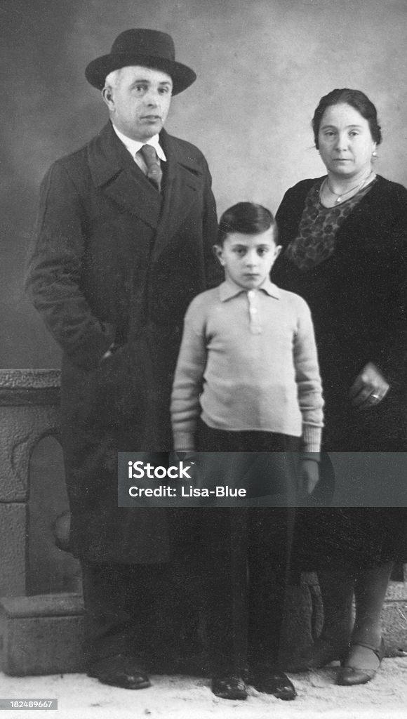 Bambini con i genitori nel 1930.Black e bianco - Foto stock royalty-free di 1930-1939