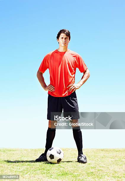 Confiante Jogador De Futebol Com Uma Bola De Futebol No Campo - Fotografias de stock e mais imagens de 20-24 Anos