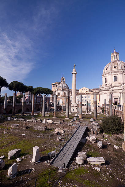 foro de trajano en la antigua roma, italia - traiani fotografías e imágenes de stock