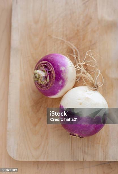 Dos Púrpura Y Turnips Blanco Foto de stock y más banco de imágenes de Blanco - Color - Blanco - Color, Comida sana, Comida vegetariana