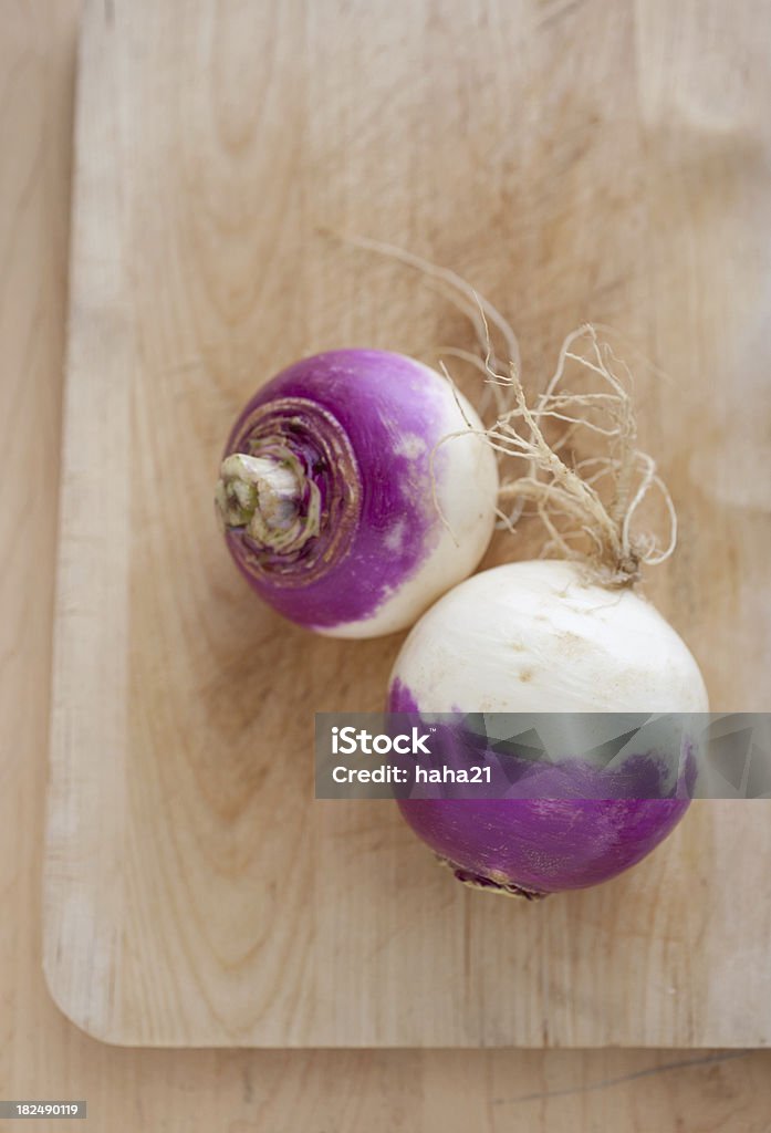 2개의 자주색 및 백색 Turnips - 로열티 프리 0명 스톡 사진