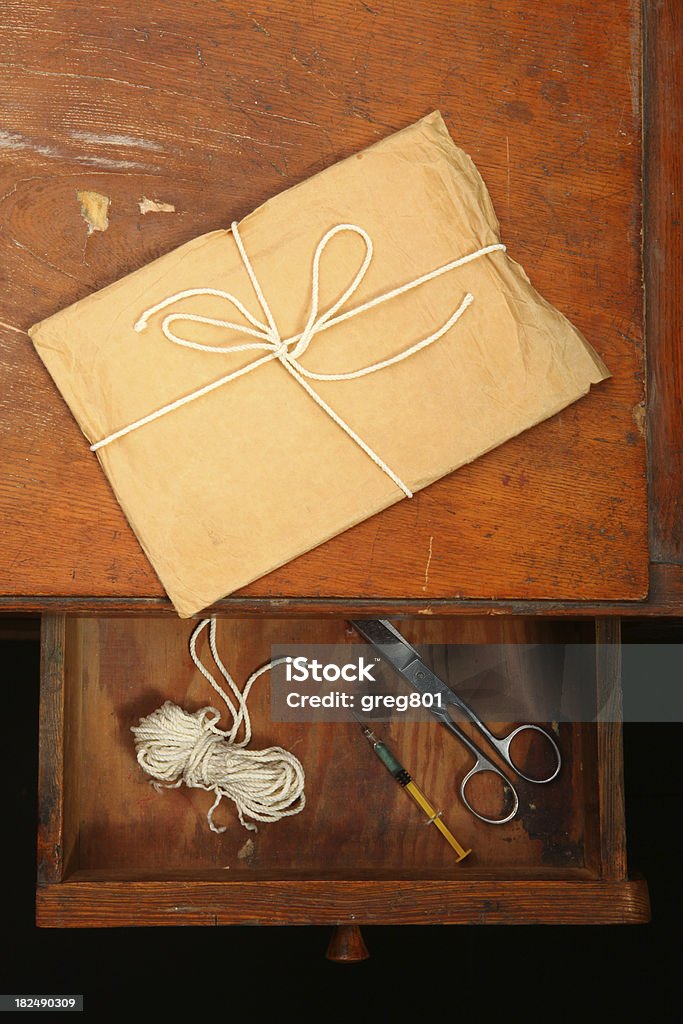 Abrir cajón con la envoltura, tijeras y cadena - Foto de stock de Abierto libre de derechos