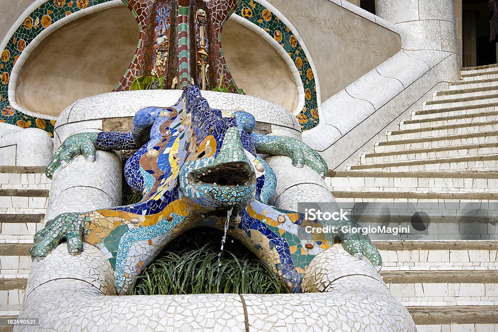 パルク Guell リザードの噴水やステアズ、芸術的な建築に Gaudì - アウトフォーカスのロイヤリティフリーストックフォト