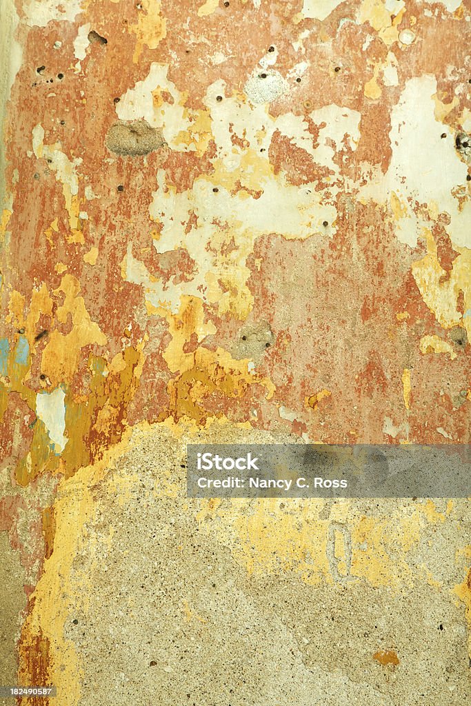Angeschlagen rissige Wand mit Remanants von Orange Farbe Grunge, Hintergrund - Lizenzfrei Abstrakt Stock-Foto
