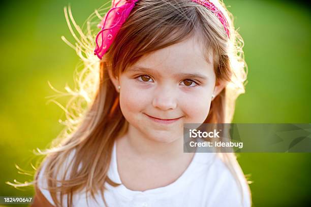 웃는 행복한 어린 소녀 동안 백라이트 By 져녁 일요일 4-5세에 대한 스톡 사진 및 기타 이미지 - 4-5세, 갈색 눈, 갈색 머리