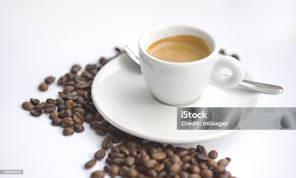 Świeżo parzoną kawę espresso - Zbiór zdjęć royalty-free (Białe tło)
