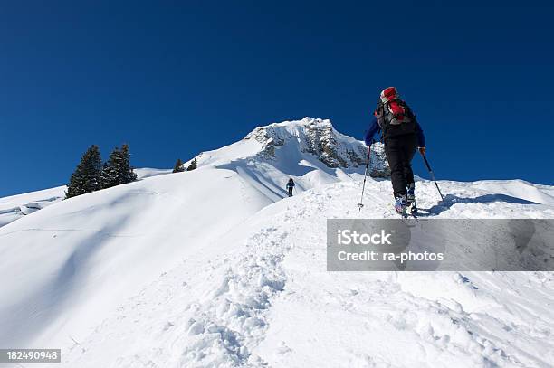 Foto de Montanhismo De Esqui e mais fotos de stock de Alpes europeus - Alpes europeus, Aventura, Azul