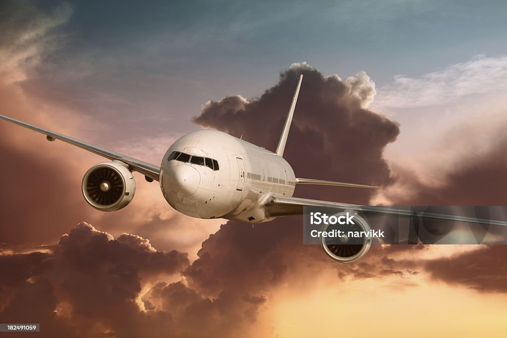 Летающий пассажирский самолет в свете заката - Стоковые фото Авиационное крыло роялти-фри