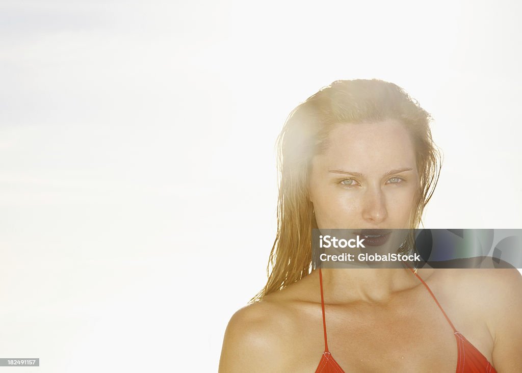 Joven mujer dando seductora vista en un día soleado - Foto de stock de 20 a 29 años libre de derechos