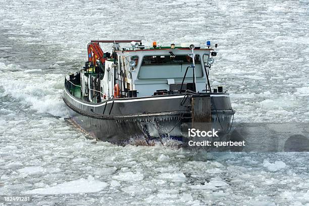 Foto de Navio Em Água Congelada e mais fotos de stock de Bloco de gelo flutuante - Bloco de gelo flutuante, Clima polar, Congelado