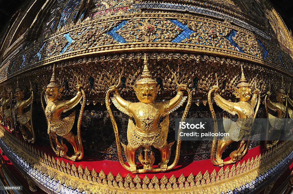 Golden garuda di Wat phra kaew - Foto stock royalty-free di Architettura
