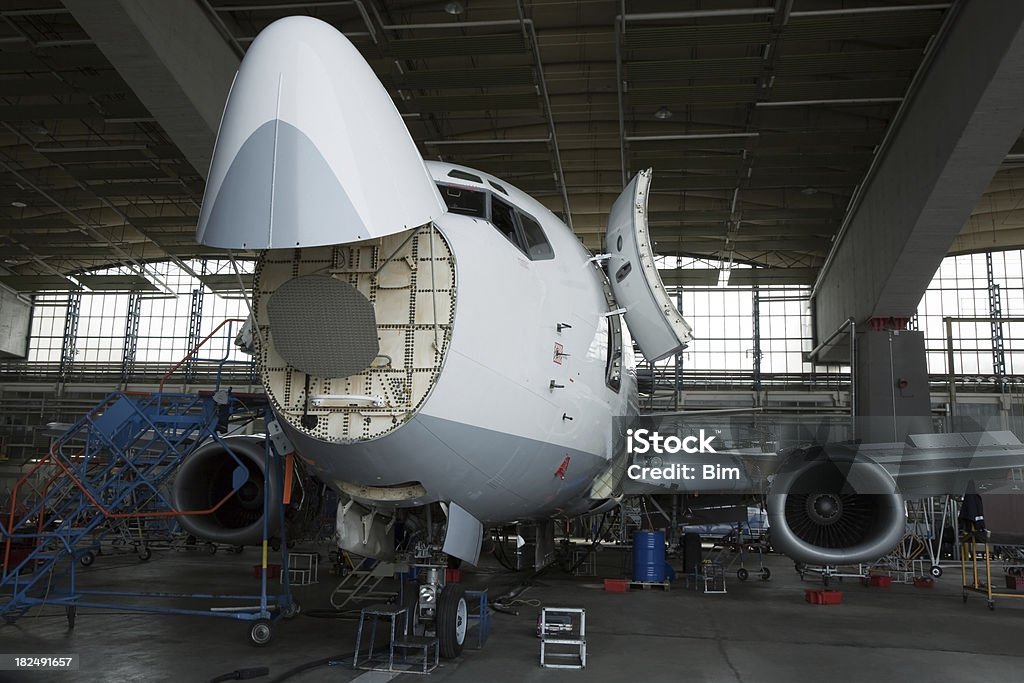 Avión de pasajeros de mantenimiento, reparaciones y control en el Hangar - Foto de stock de Avión libre de derechos