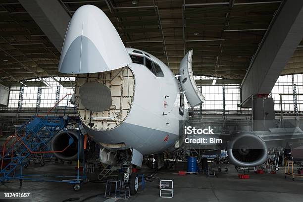 Avión De Pasajeros De Mantenimiento Reparaciones Y Control En El Hangar Foto de stock y más banco de imágenes de Avión
