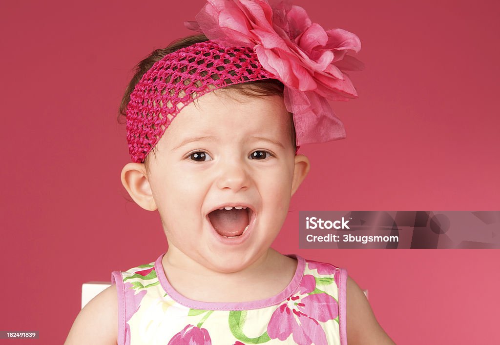 かわいい幼児の女の子、ピンクのヘッドバンドと背景 - 1歳以上2歳未満のロイヤリティフリーストックフォト