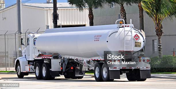 Photo libre de droit de Essence Navireciterne banque d'images et plus d'images libres de droit de Camion-citerne - Camion-citerne, Poids lourd, Blanc