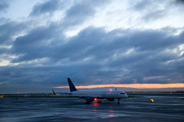 istock SFO Airport runway 182492051