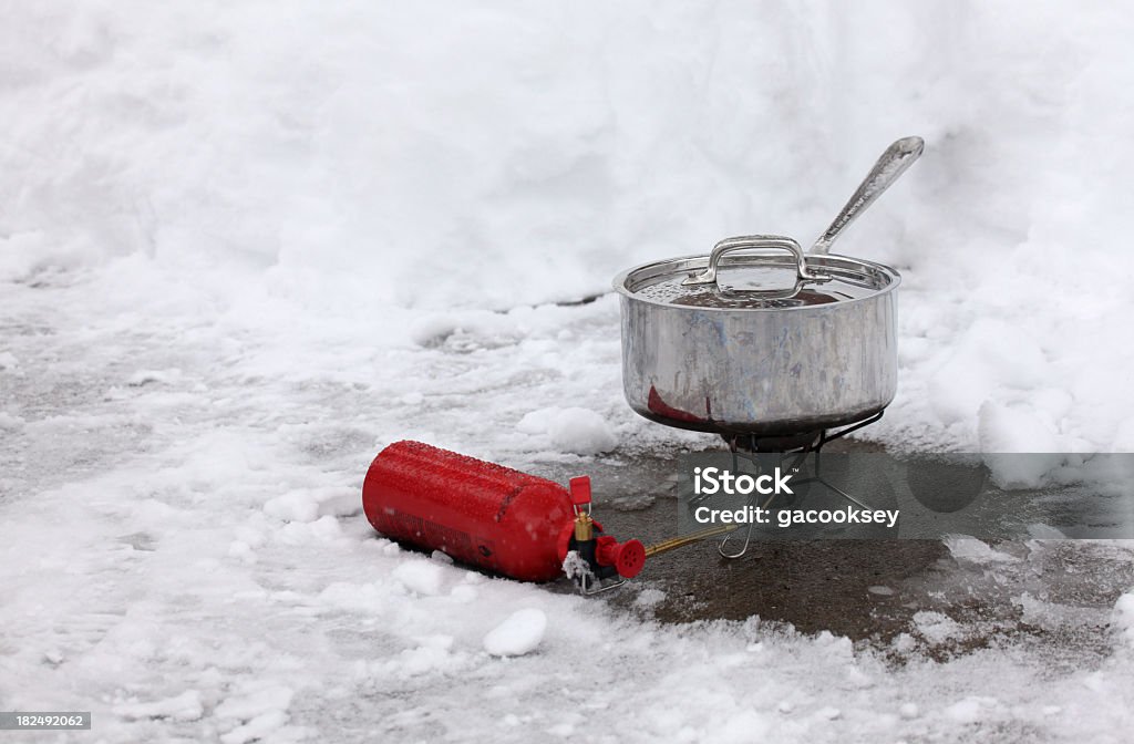 Invierno al aire libre para cocinar-sobrevivir una restricción a viajar como mochilero estufa - Foto de stock de Cocina de cámping libre de derechos