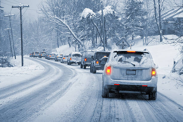 das fahren im winter im schnee - schneesturm stock-fotos und bilder