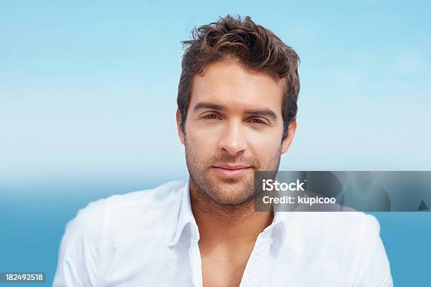 Retrato De Un Joven Atractivo Guy Foto de stock y más banco de imágenes de 20 a 29 años - 20 a 29 años, 25-29 años, Adulto