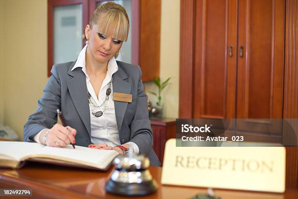 Mulher De Negócios De - Fotografias de stock e mais imagens de Recepção de Hotel - Recepção de Hotel, Sineta, 30-39 Anos