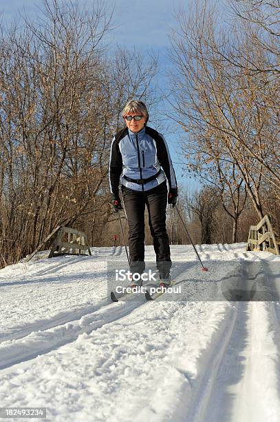 Kobieta Biegi Narciarskie Sport Zimowy - zdjęcia stockowe i więcej obrazów 30-39 lat - 30-39 lat, 50-54 lata, 50-59 lat