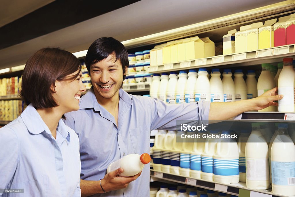 カップルショッピング、ミルク、スーパーマーケット - 混乱のロイヤリティフリーストックフォト