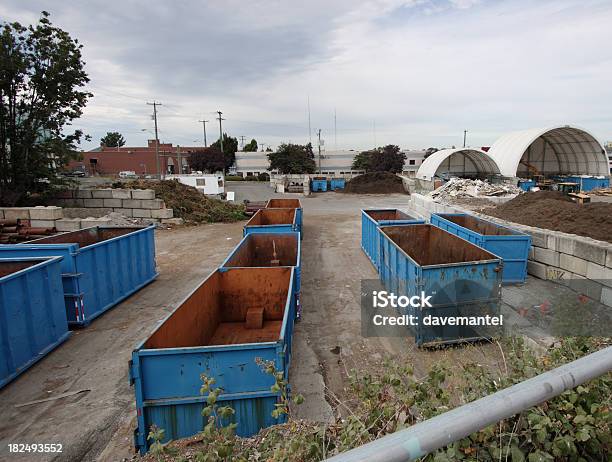 Contenedores De Eliminación Foto de stock y más banco de imágenes de Conceptos - Conceptos, Cubo de la basura, Fotografía - Imágenes