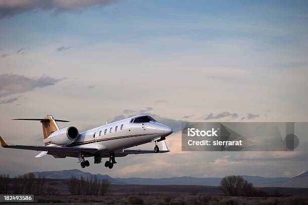 Запуск Lear 60 — стоковые фотографии и другие картинки Самолёт бизнес-класса - Самолёт бизнес-класса, Летать, Авиационное крыло