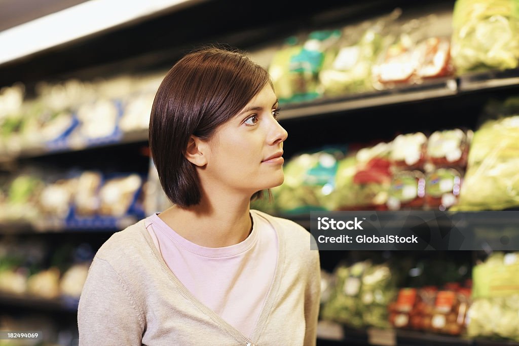 Linda jovem mulher em um supermercado de mercearia compras - Foto de stock de 20 Anos royalty-free