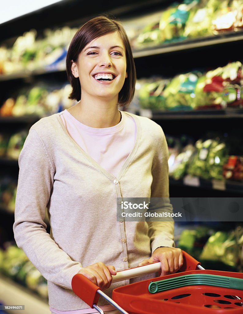 Felice giovane donna shopping nel supermercato - Foto stock royalty-free di 20-24 anni