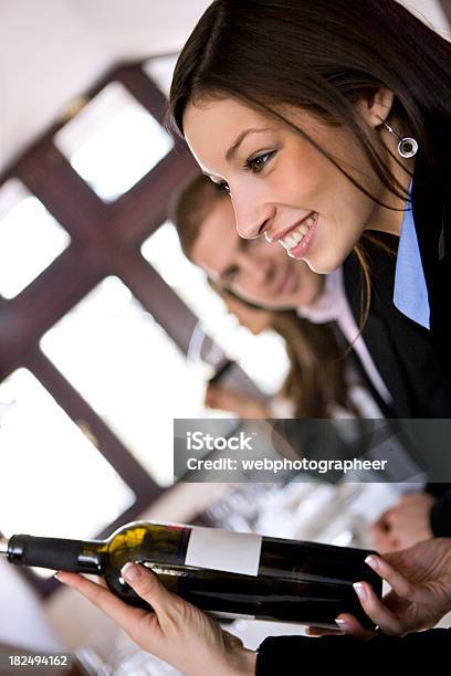 Botella De Vino Foto de stock y más banco de imágenes de Negocio - Negocio, Vino, establecer una red de contactos