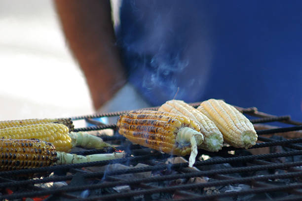 pieczona kukurydza - corn on the cobb zdjęcia i obrazy z banku zdjęć